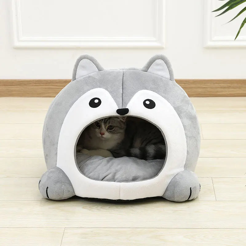 Lit d'oiseau en peluche gris et blanc avec grandes oreilles et une entrée pour chat.