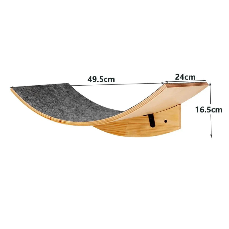 شجرة قطط جدارية مع رفوف خشبية وأماكن استراحة