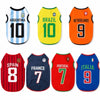 Collection de cinq gilets de maillots sportifs représentant des équipes nationales de football : Argentine, Brésil, Pays-Bas,