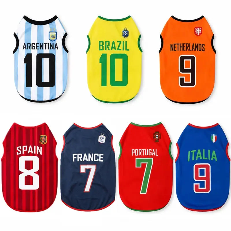Collection de cinq gilets de maillots sportifs représentant des équipes nationales de football : Argentine, Brésil, Pays-Bas,