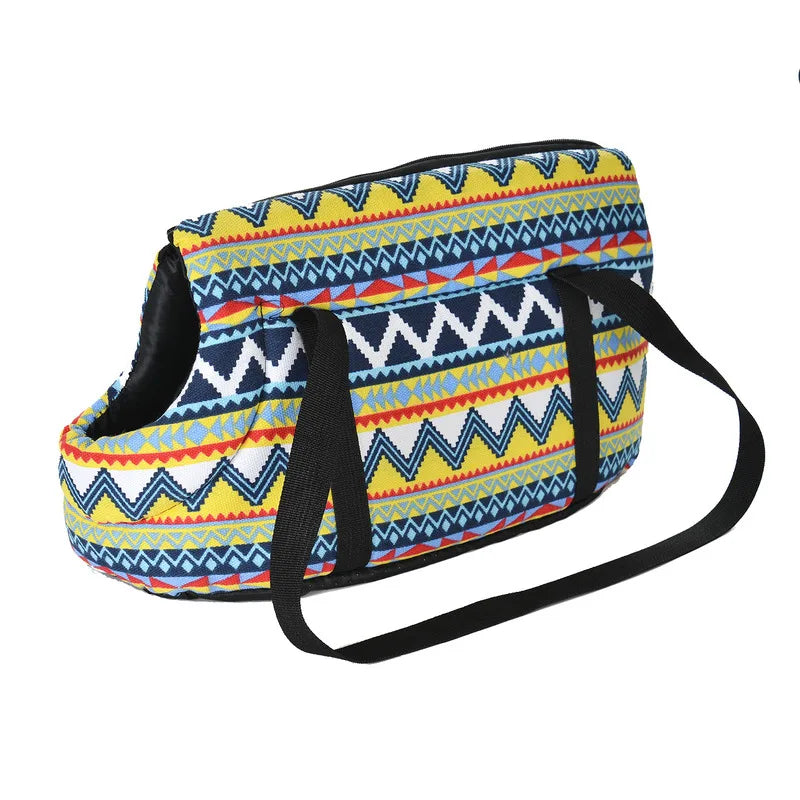 Gelbe und blau gemusterte Cabrio-Haustier-Rucksack mit schwarzen Riemen.