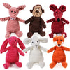 Une collection de huit jouets pour dents de chien en peluche, dans diverses nuances de rose, marron, rouge et orange.