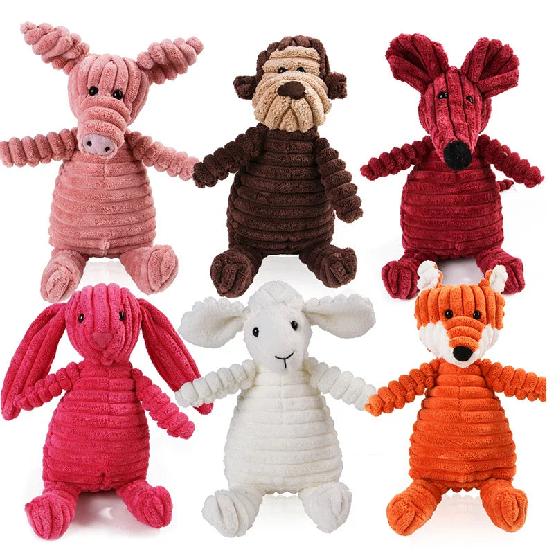 Une collection de huit jouets pour dents de chien en peluche, dans diverses nuances de rose, marron, rouge et orange.
