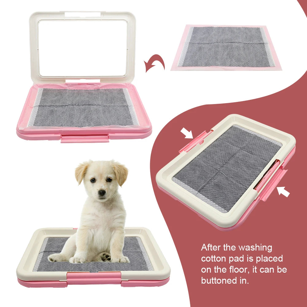 Un portal para mascotas portátil interior con bandeja de rejilla, mostrado en varias configuraciones y con un cachorro usándo
