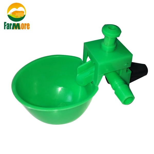 Cuenco automático verde para beber pollo con mecanismo de alimentación.