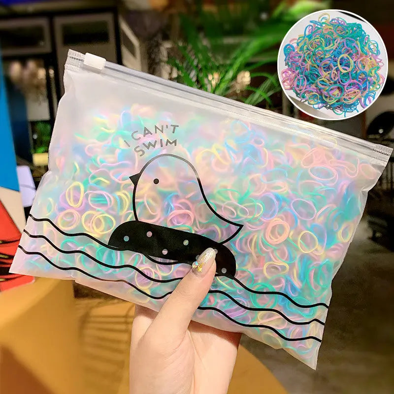 Klare Plastiktüte gefüllt mit bunten Gummibändeln und einer Grafik eines Enten, die sagt, sie könne nicht schwimmen.