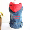 Sweatshirt rouge attaché à une veste en denim pour petits chiens et chats