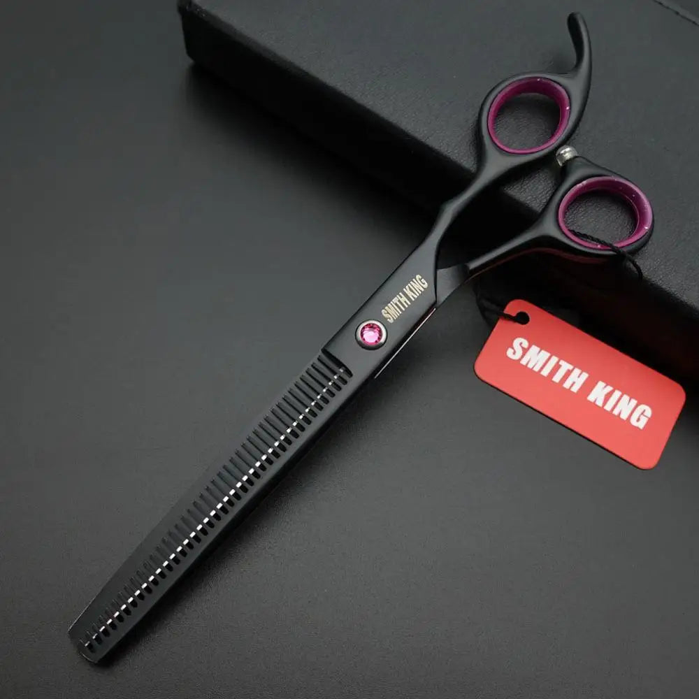 Ein Paar rosa handgeführte Smith King Profi-Pflegeschere liegt auf einer dunklen Oberfläche.