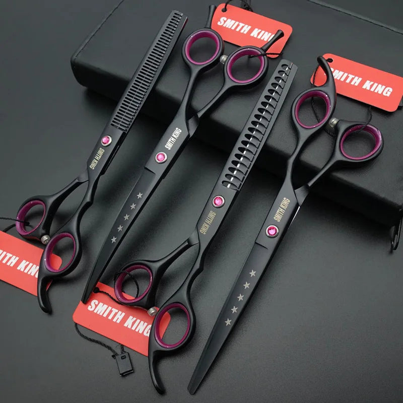 Ein Set schwarzer und lila professioneller Haarscheren für Haustiere, auf einer dunklen Oberfläche.