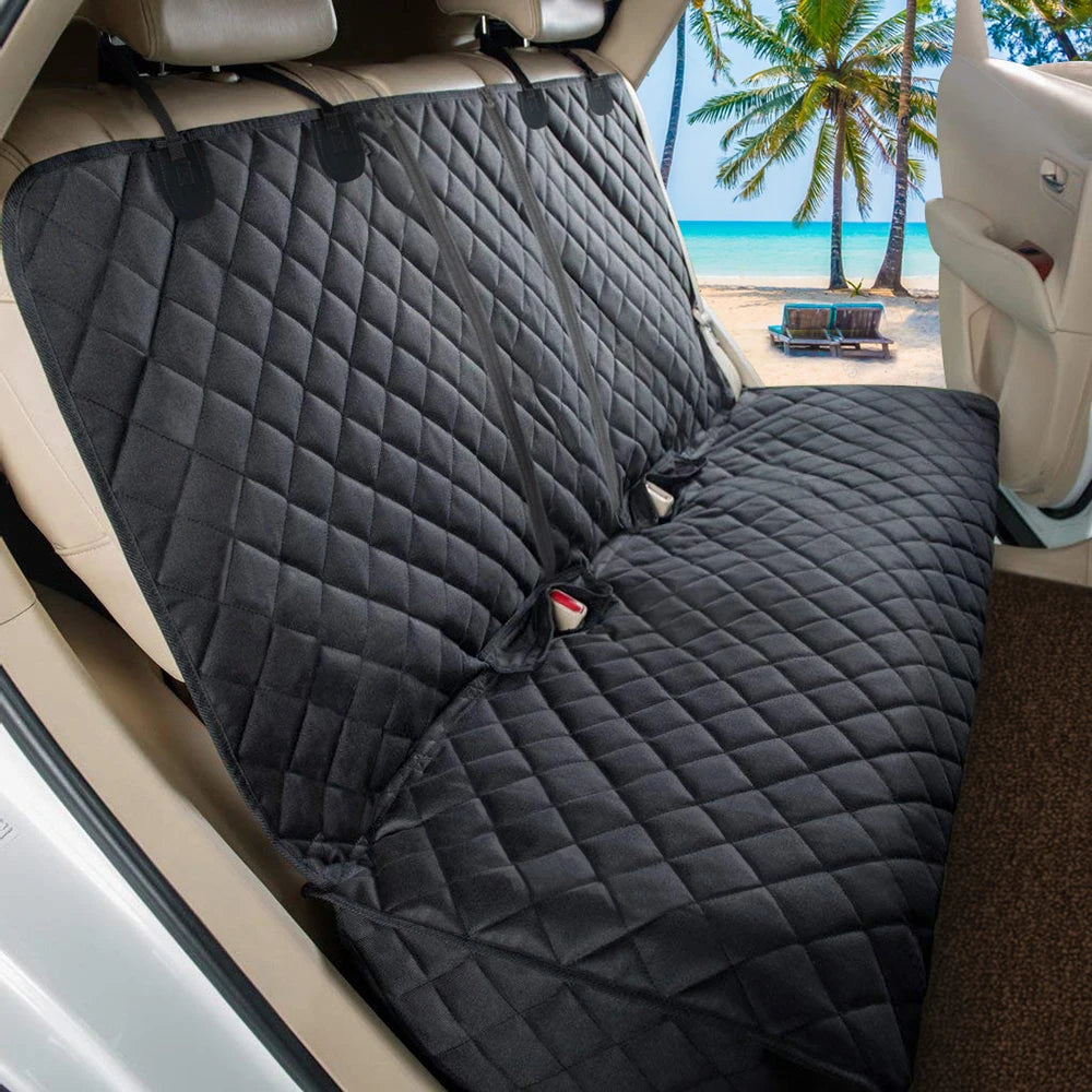 Housse de siège auto imperméable en cuir capitonné noir avec accoudoir, montrée dans un véhicule près d'une plage tropicale.
