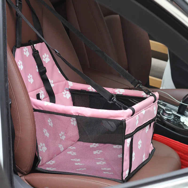 Siège de transport pliable rose et noir pour chien installé dans un siège de voiture.