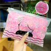 Klare Plastiktüte gefüllt mit rosa Gummibändchen und einer schwarzen Enten-Grafik.
