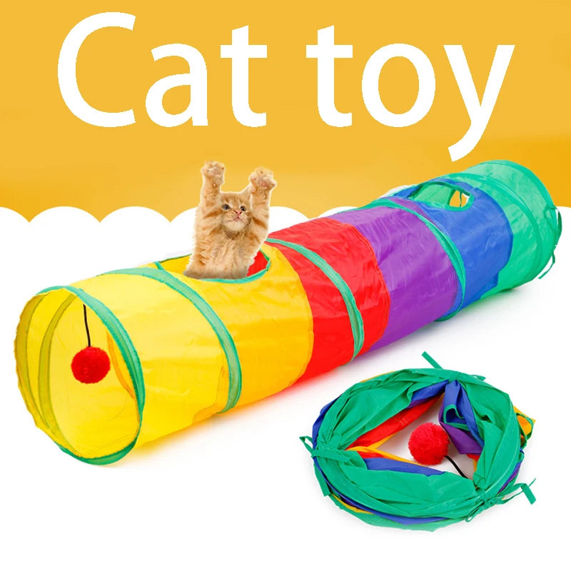 Tunnel jouet pour chat jaune et vert pliable rempli de papier froissé, à côté d'un petit chaton.