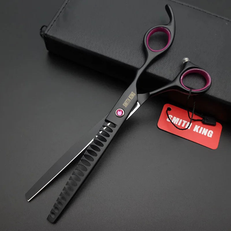 Ein Paar schwarze und rosa Smith King professionelle Haarscheren für Tierpflege auf einer dunklen Oberfläche.