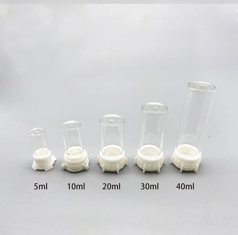 Eine Reihe durchsichtiger Acryl-Wasserfutter mit verschiedenen Volumina: 5ml, 10ml, 20ml, 30ml und 40ml.