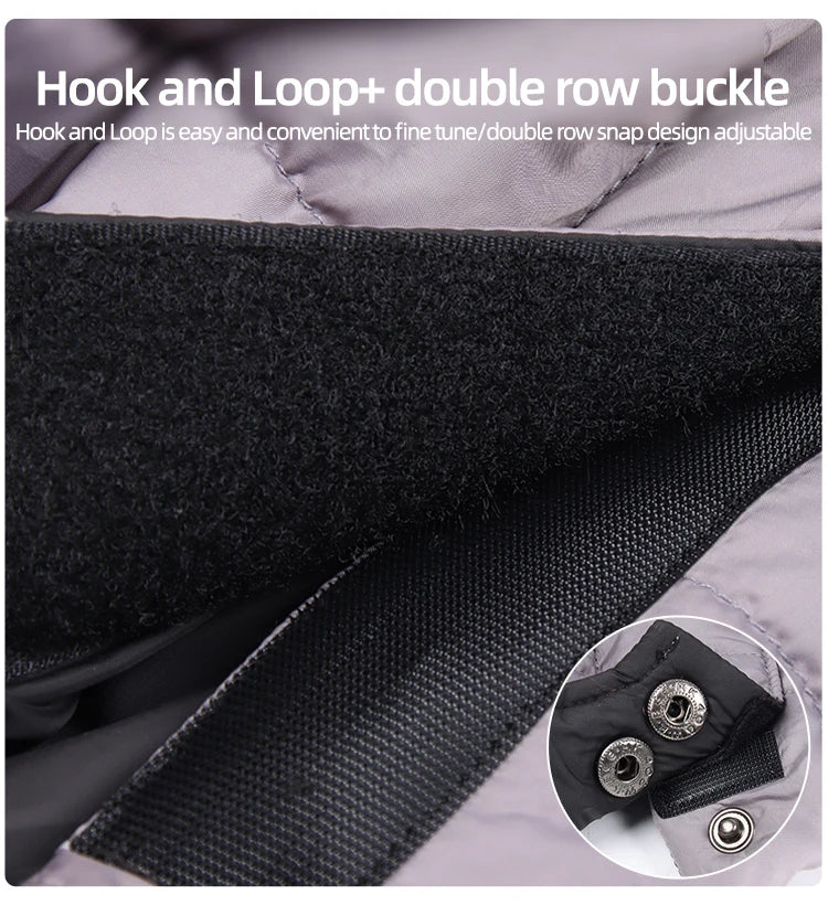 Gros plan d'un gilet pour chien imperméable et rembourré noir avec boucles à double rangée.