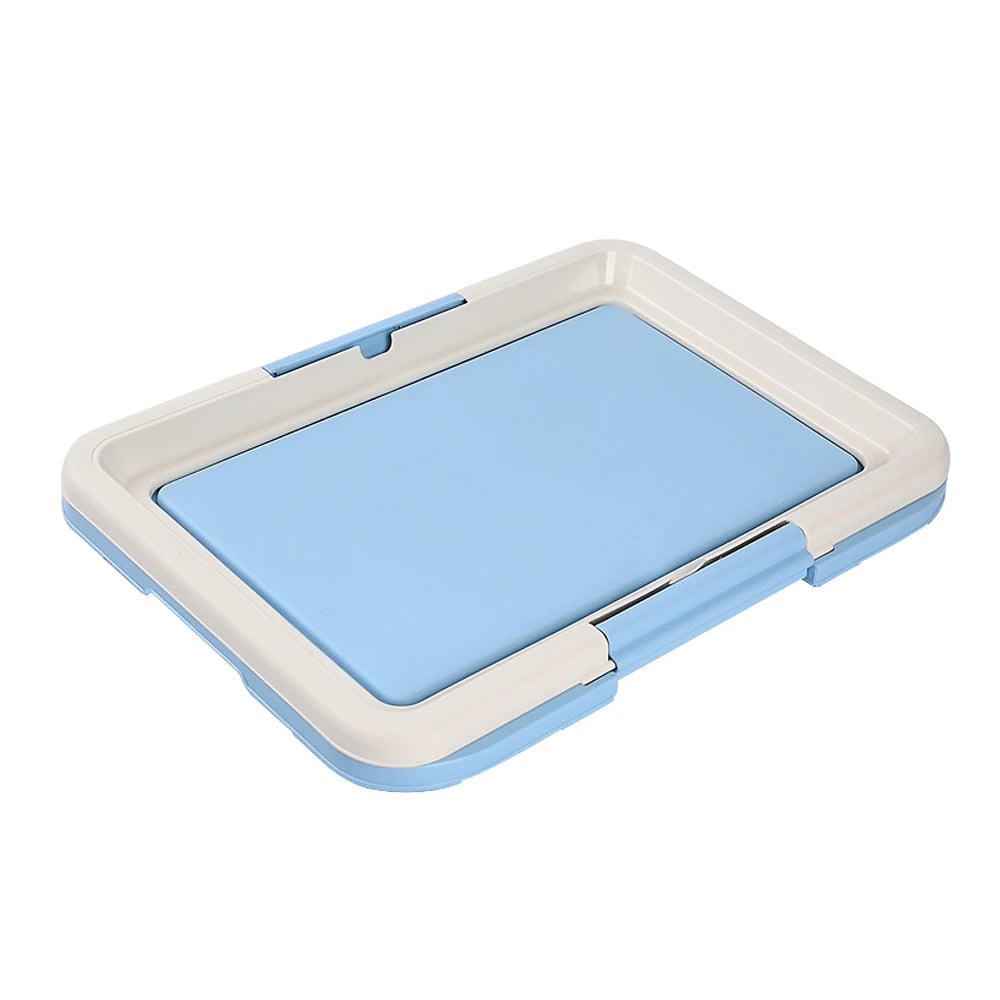 Un orinal portátil para mascotas interior de color azul claro con rejilla extraíble.