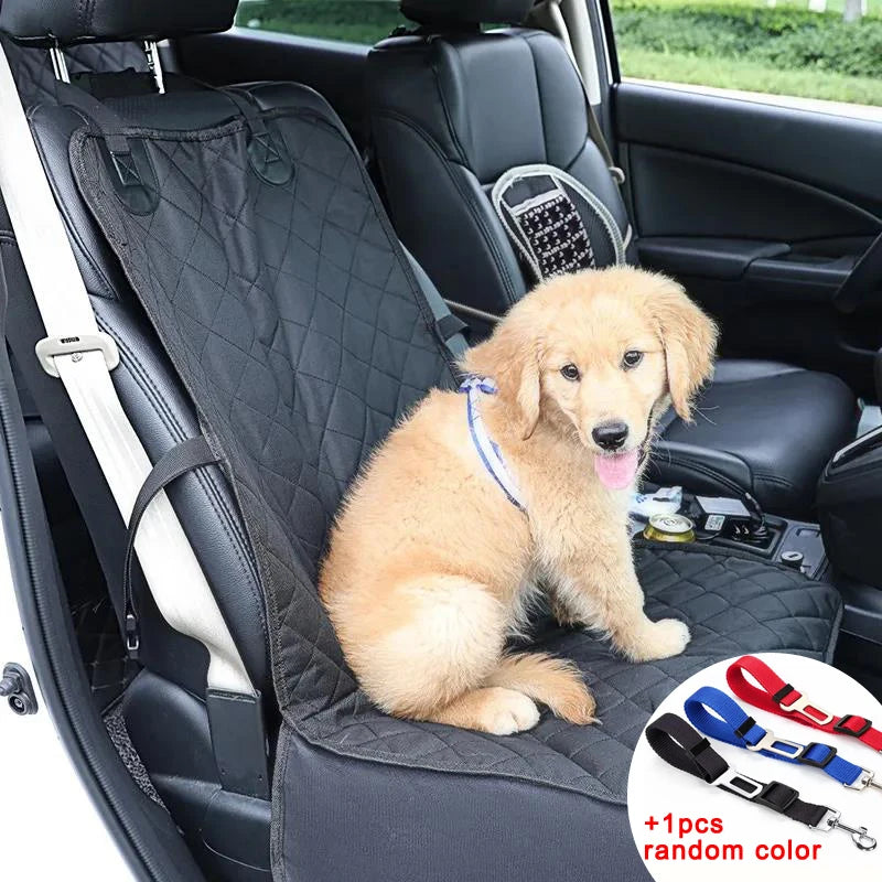 Un chiot golden retriever est assis dans un siège de transport pour animaux pliable noir à l'intérieur d'une voiture.