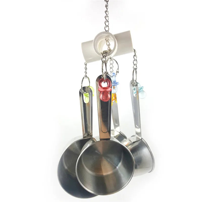 ألعاب ببغاء مع أوانٍ من الفولاذ المقاوم للصدأ