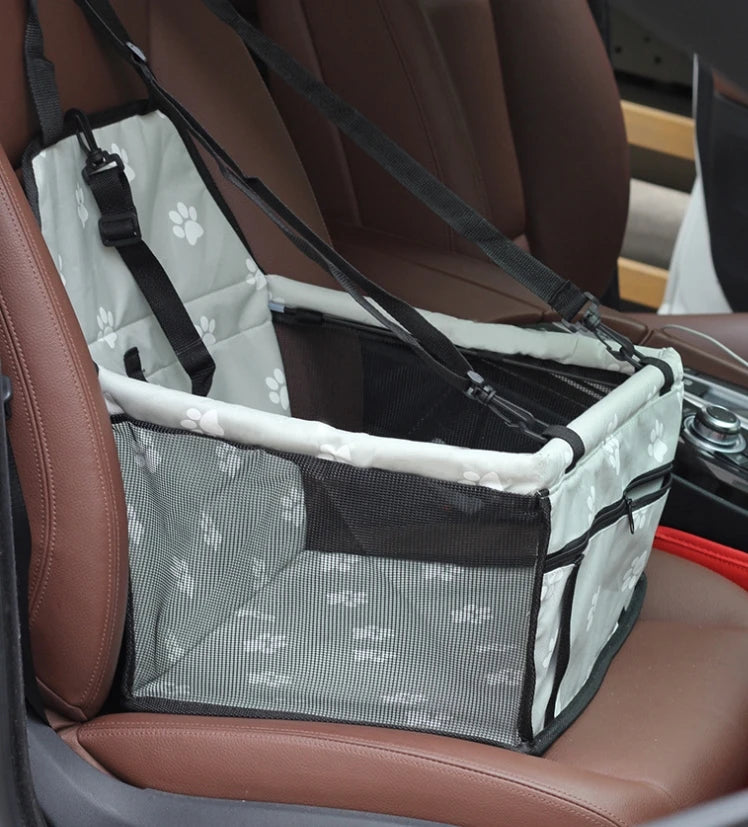 Siège voiture pliable pour animaux de compagnie installé dans un siège de voiture marron.