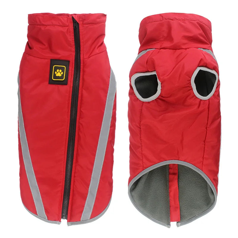 Un manteau pour chien rouge rembourré avec des fermetures éclair noires et une bordure grise réfléchissante.