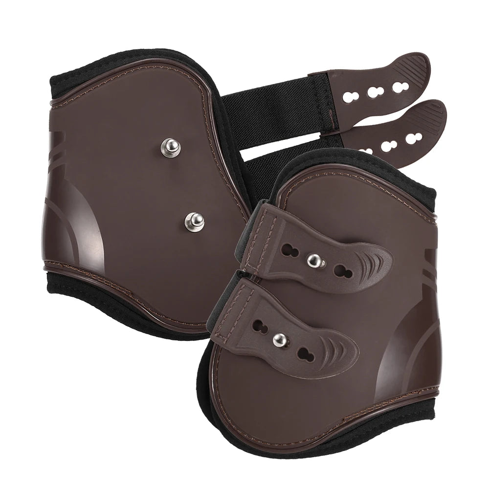 Une paire de bottes pour jambes d'équitation marron réglables avec rembourrage noir et sangles en cuir pour la protection du 