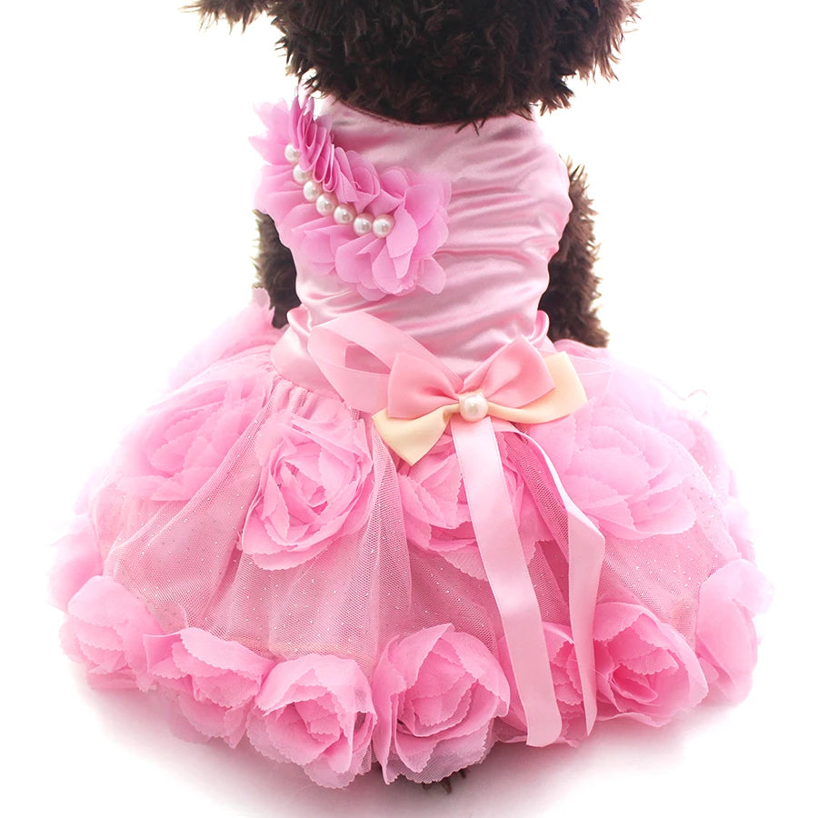 Rosa Tüll-Tutu-Kleid für ein Haustier mit Blumenakzenten und Schleifenverzierung