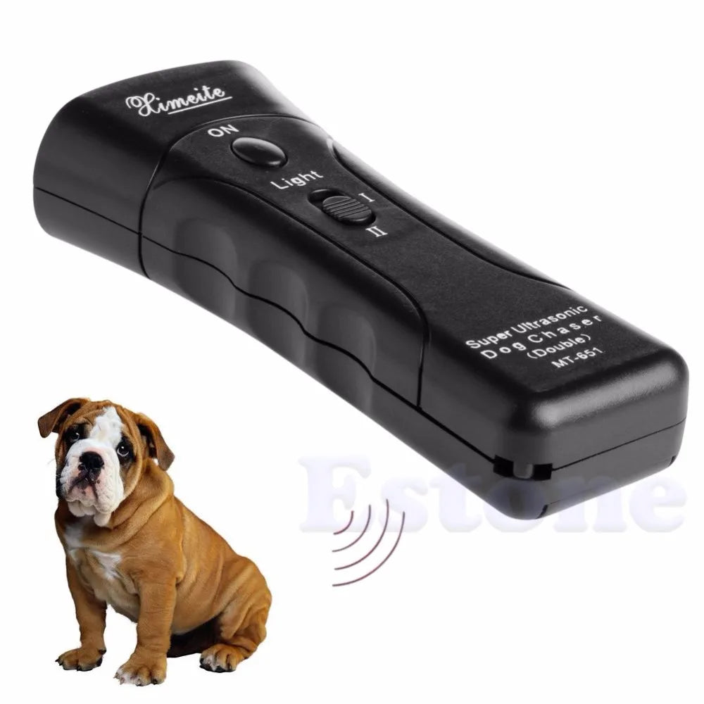 Dispositivo ultrasónico para perros negro con interruptor de luz y un perro pequeño sentado cerca.