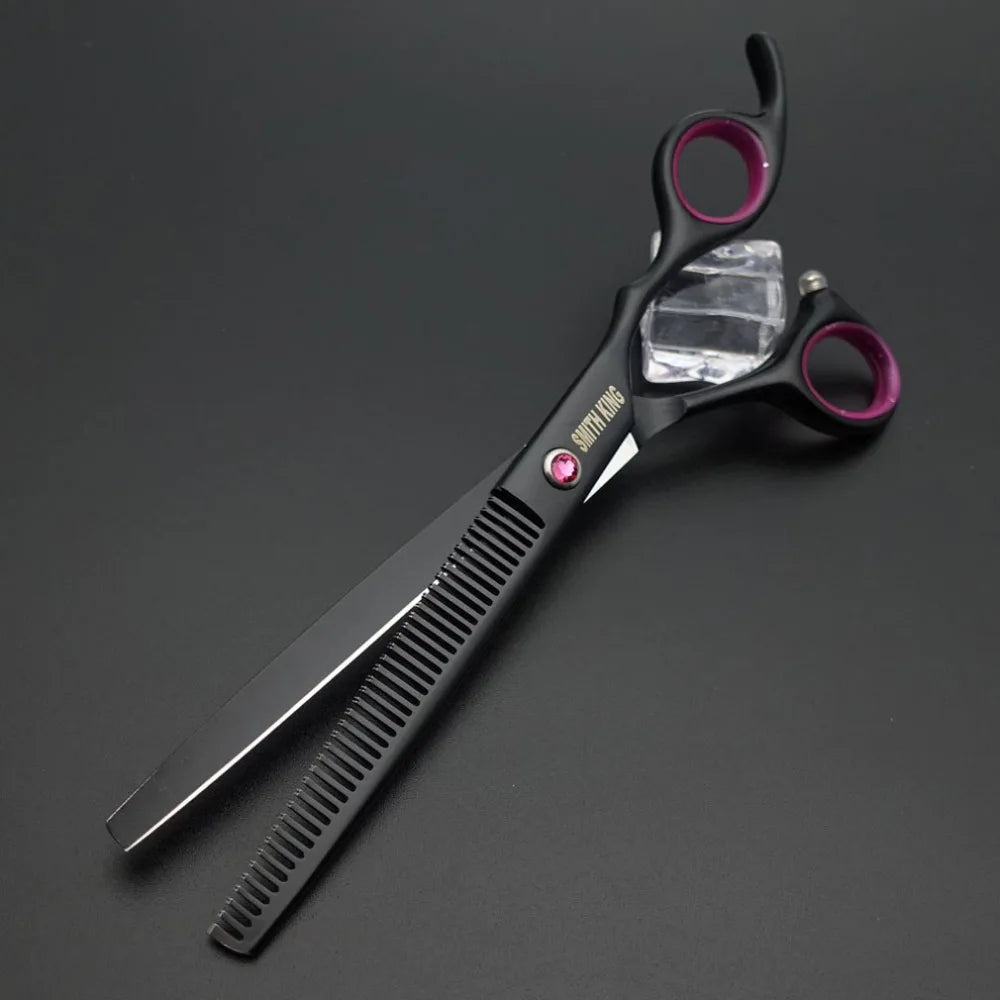 Ein Paar schwarze und rosa professionelle Haarscheren für Haustiere mit klaren Klingen, auf einer dunklen Oberfläche.