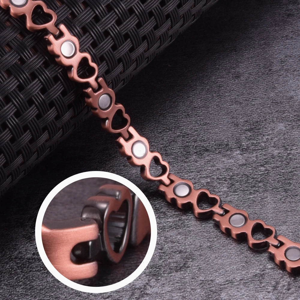Nahaufnahme eines Vintage-Kupfer-Magnettherapiearmbands für Frauen mit kleinen Herz-Charms.
