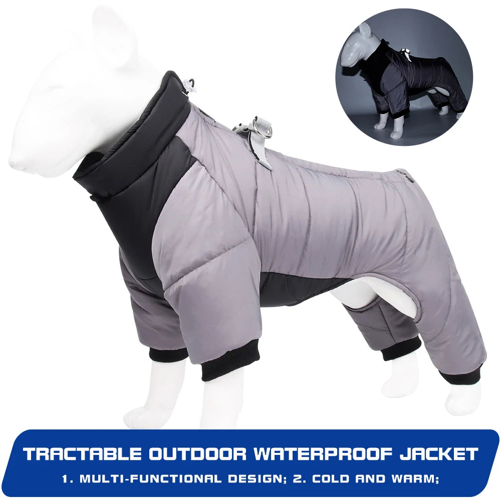 Veste imperméable rembourrée grise pour chien, présentée sur un mannequin blanc.