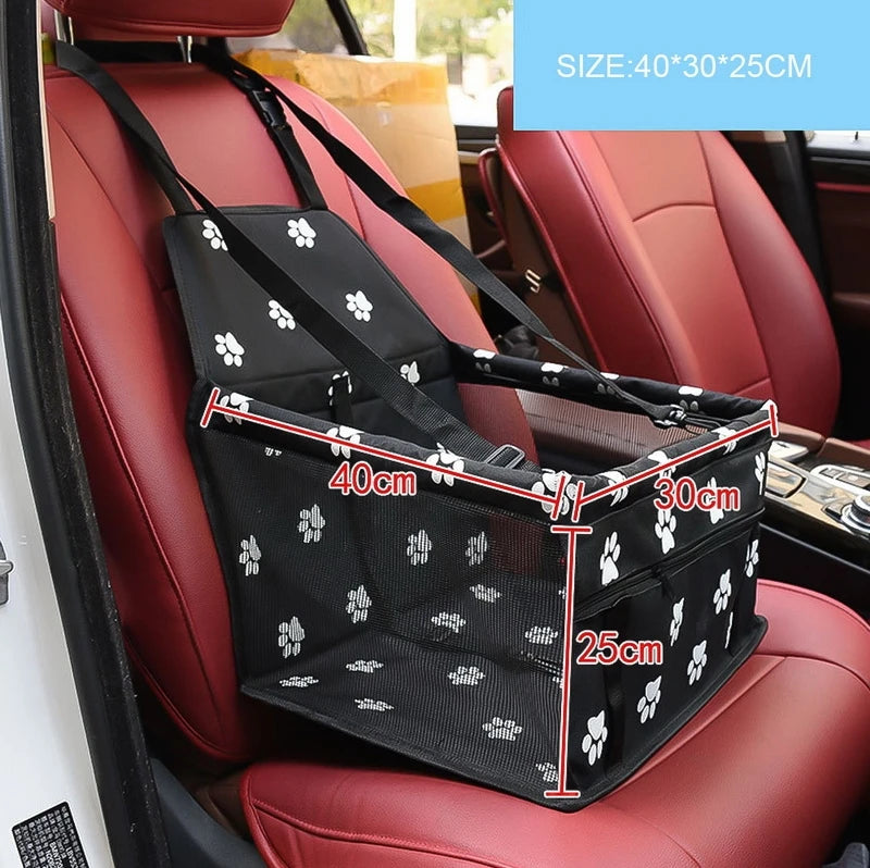 Siège voiture pliable noir pour animaux avec motif de patte et empreinte, montré dans un siège rouge.