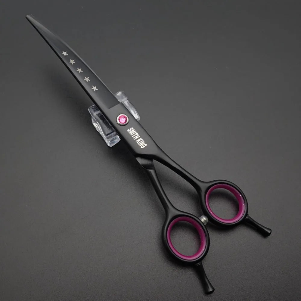 Ein Paar schwarze professionelle Haarscheren für Haustiere mit silbernen Spitzen und rosa Akzenten.