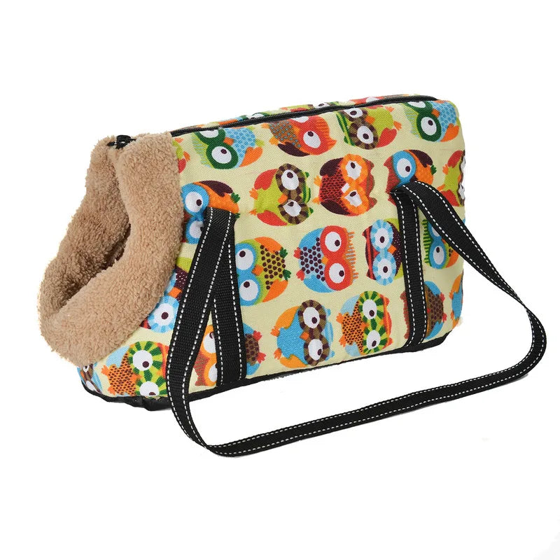 Buntes gemustertes Cabrio-Haustier-Rucksack mit flauschiger brauner Futter und schwarzen Trägern.