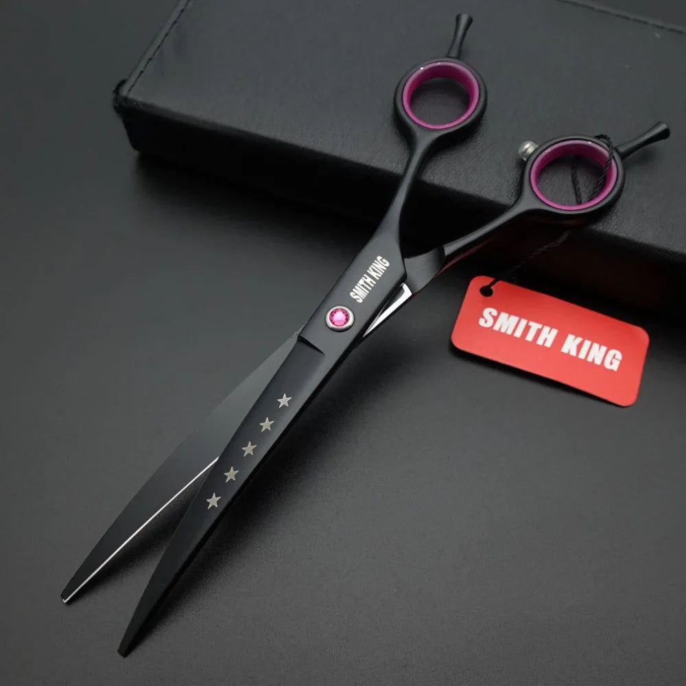 Ein Paar schwarze Smith King Profi-Groomer-Schere mit rosa Griffen auf einer dunklen Oberfläche.