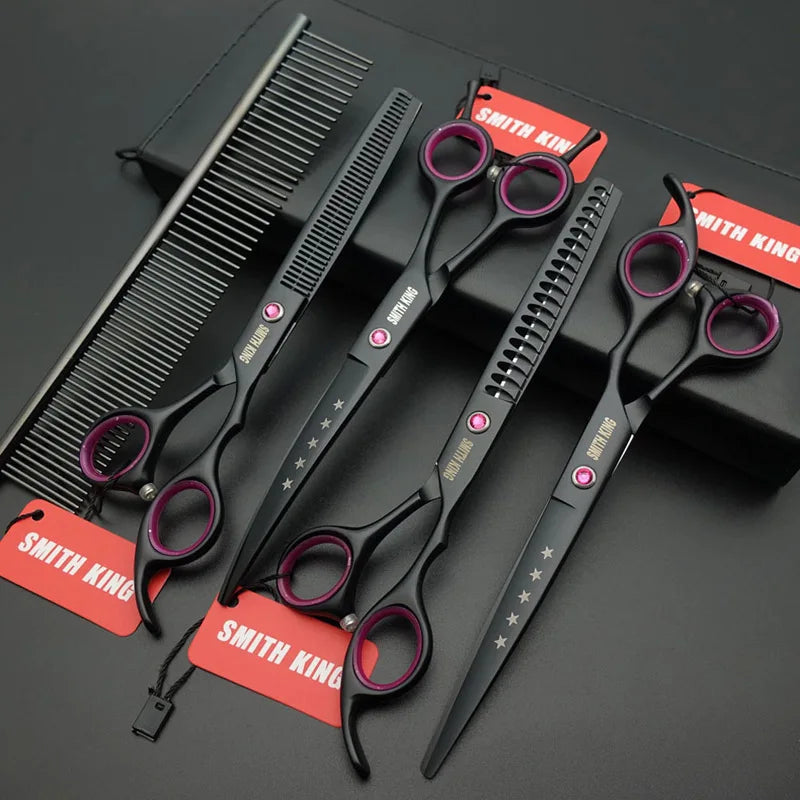 Ein Set aus professionellen Haarscheren und einem Kamm für Tierpflege, präsentiert auf schwarzem Hintergrund.