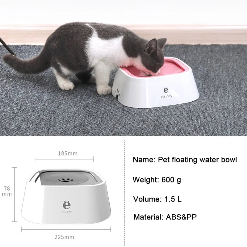 Un chat noir et blanc boit de l'eau dans un bol flottant blanc sur une surface de tissu grise.