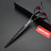 Ein Paar schwarze Smith King professionelle Haarscheren für Tierpflege mit pinken Akzenten auf einer dunklen Oberfläche.