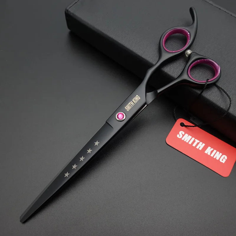 Ein Paar schwarze Smith King professionelle Haarscheren für Tierpflege mit pinken Akzenten auf einer dunklen Oberfläche.