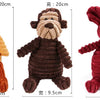 Trois jouets pour chiens en peluche de couleur orange, marron et rouge, debout.