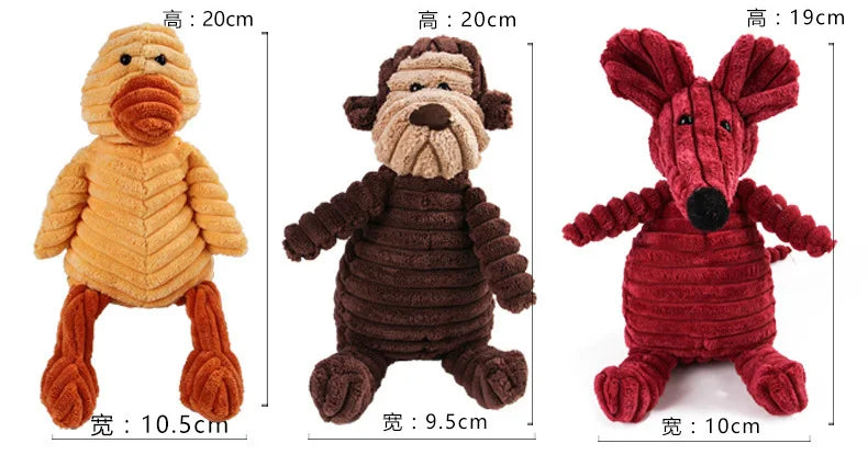 Trois jouets pour chiens en peluche de couleur orange, marron et rouge, debout.