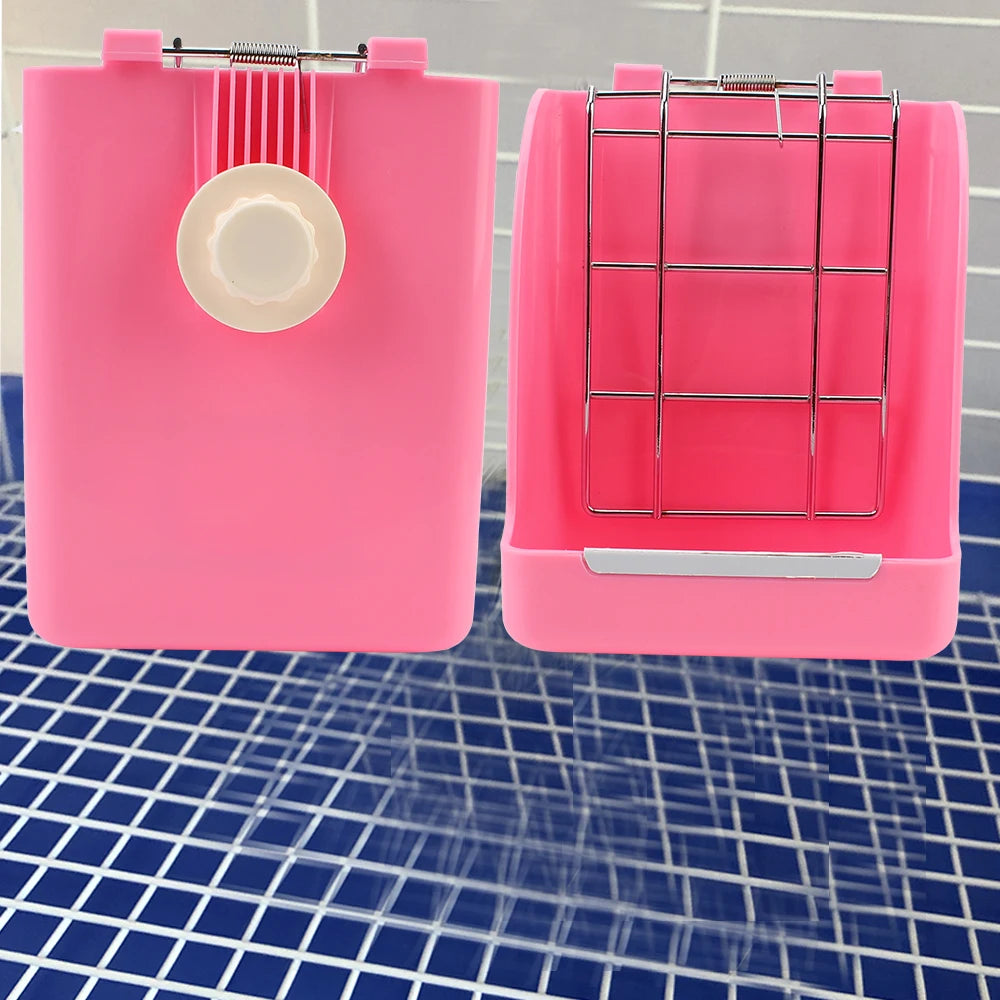 Étalage de foin pour lapin rose avec cage en filet et conteneur rose solide sur surface à grille bleue.