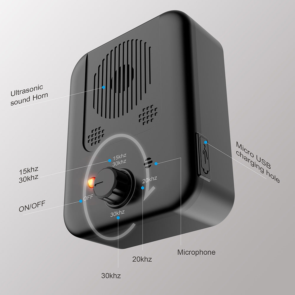 بوق صوتي أسود فوق صوتي مزود بميزات مرقمة تشمل ميكروفون ومنفذ شحن USB.