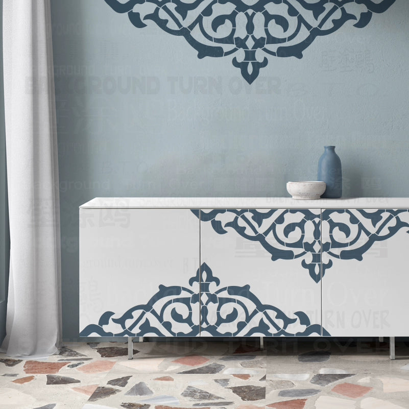 Armoire blanche avec motifs calligraphiques arabes bleus décoratifs sur la façade, contre un mur bleu clair.