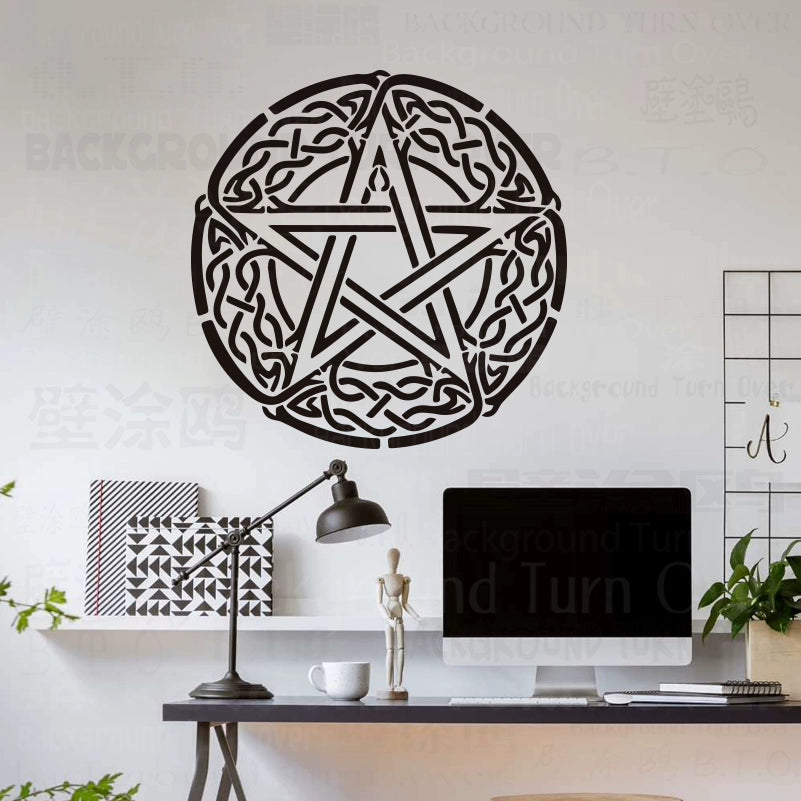 Pochoir noir sur mur avec calligraphie d'un cheval arabe complexe sur fond blanc.