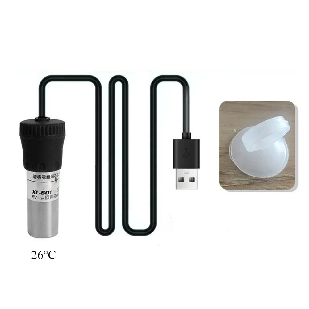 Un chauffage d'aquarium compact USB noir avec affichage numérique et tube enroulé, à côté d'une pointe en silicone blanche.
