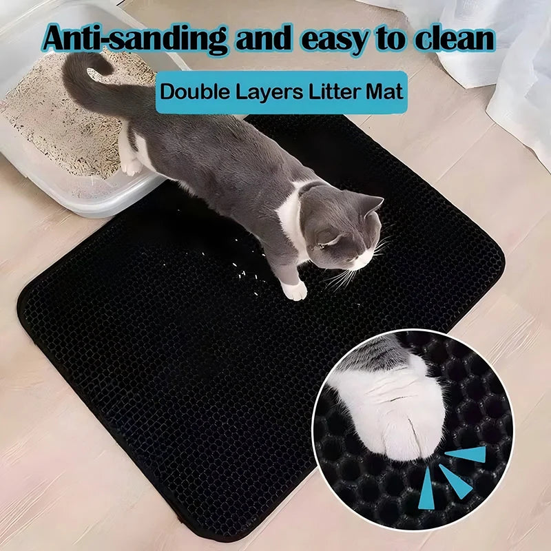 Eine grau-weiße Katze liegt auf einer schwarzen doppelschichtigen Katzenstreumatte.