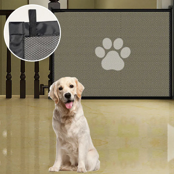 Ein helles Hund sitzt vor einem schwarzen Hundegitters-Zaun mit Pfotenspuren-Design.