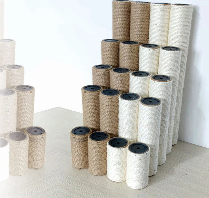 Une pile de poteaux à gratter en sisal pour arbres à chats, dans des couleurs beige naturel et blanc cassé.