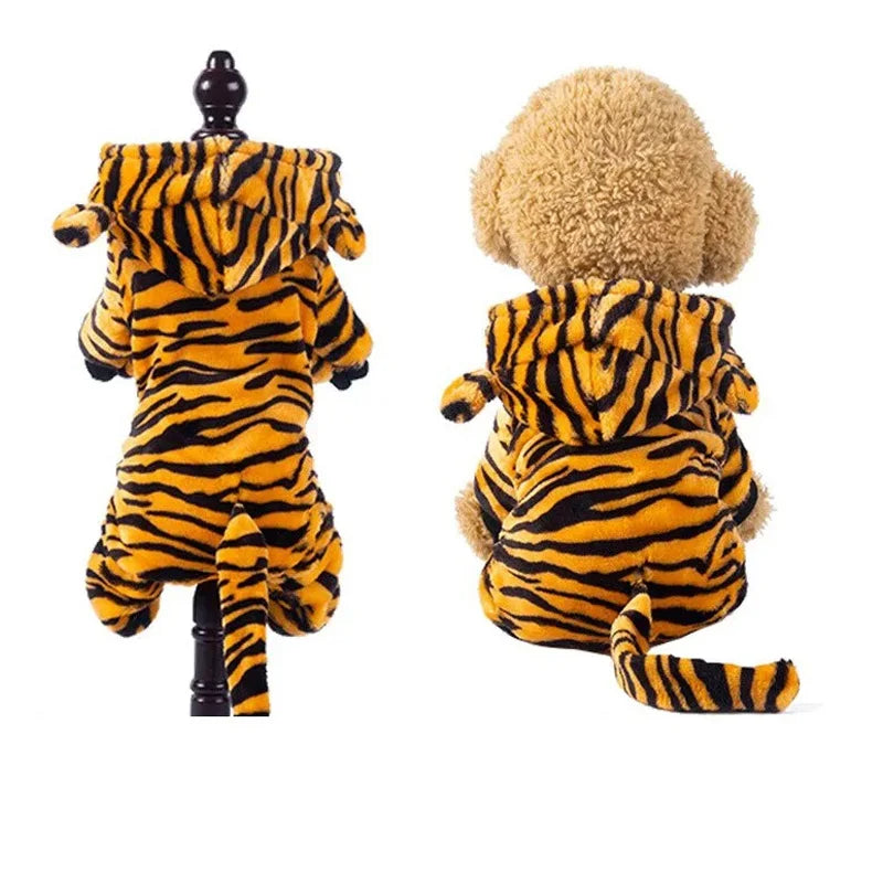 Un sweat à capuche en peluche rayé de tigre, porté par l'arrière.
